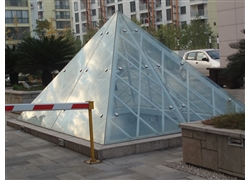 義烏國際村玻璃四角錐造型一
