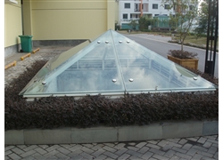 義烏國際村玻璃四角錐造型二